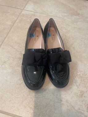 Bandolino Black Patent Bow penny loafers 90s CBK vibes